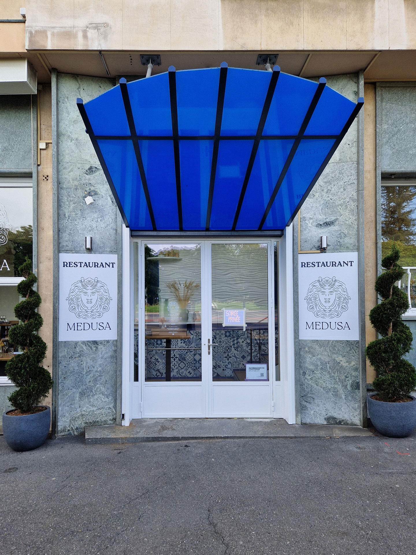 Décoration de vitrine pour restaurant